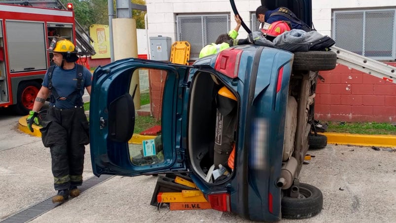 La vecina quedó atrapada en el vehículo y tuvo que ser rescatada.