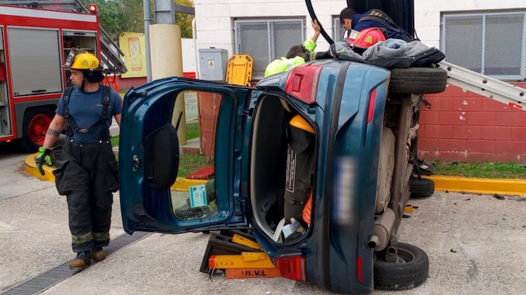 La vecina quedó atrapada en el vehículo y tuvo que ser rescatada.