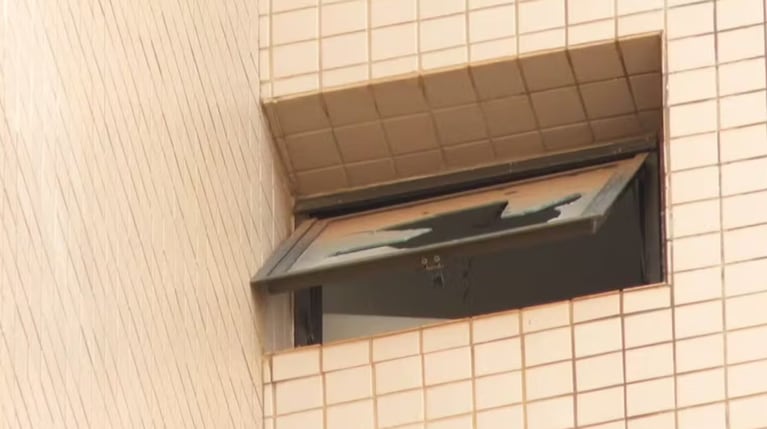 La ventana del octavo piso con la que se golpeó.