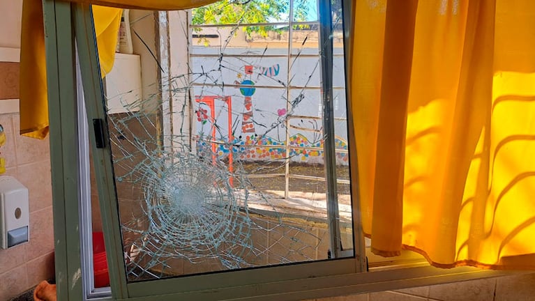 La ventana por la que entraron los ladrones: Foto: Juampi Lavisse/ElDoce.