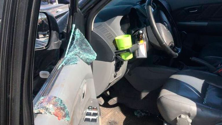 La ventanilla de la camioneta Hilux, destruida tras la balacera.