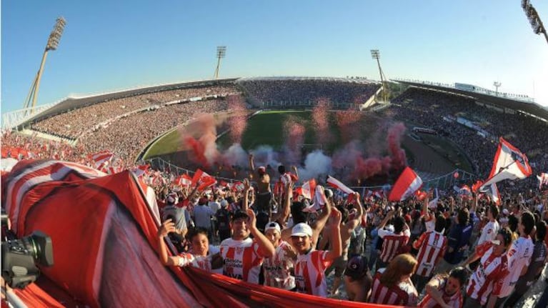 La vez que River e Instituto se repartieron el Kempes a la mitad.