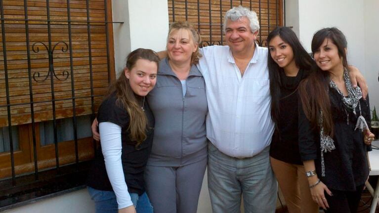 La víctima a la izquierda y el agresor en el centro de la imagen.