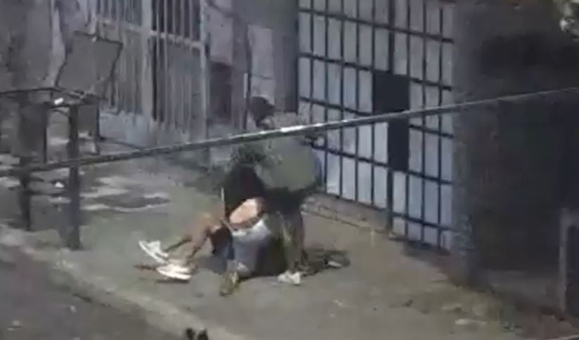 La víctima alcanzó a zafarse del ataque y escapó corriendo.