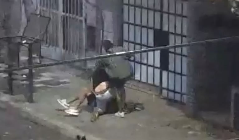 La víctima alcanzó a zafarse del ataque y escapó corriendo.