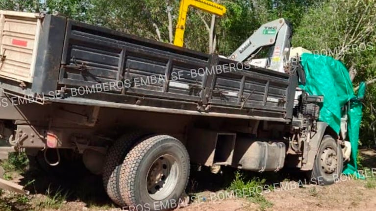 La víctima conducía un camión que impactó contra un árbol.