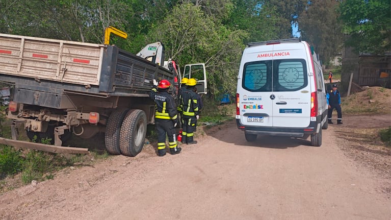 La víctima conducía un camión que impactó contra un árbol en Embalse.