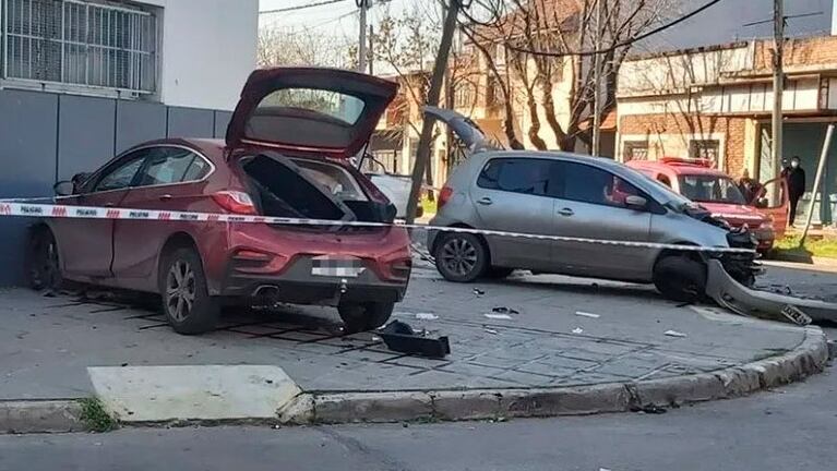 La víctima del robo manejaba el Chevrolet rojo, que embistió y mató al conductor del VW gris.