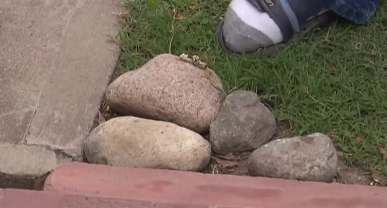 La víctima del robo se defendió con las piedras de su jardín.