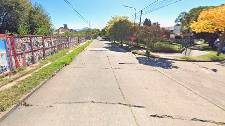 La víctima descargaba postes en una obra cuando sufrió el fuerte golpe. Foto: Google Street View.