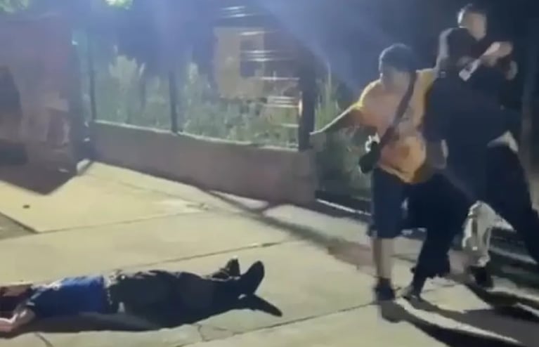 La víctima estaba con su novia al momento del brutal ataque.