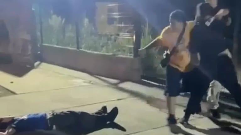 La víctima estaba con su novia al momento del brutal ataque.