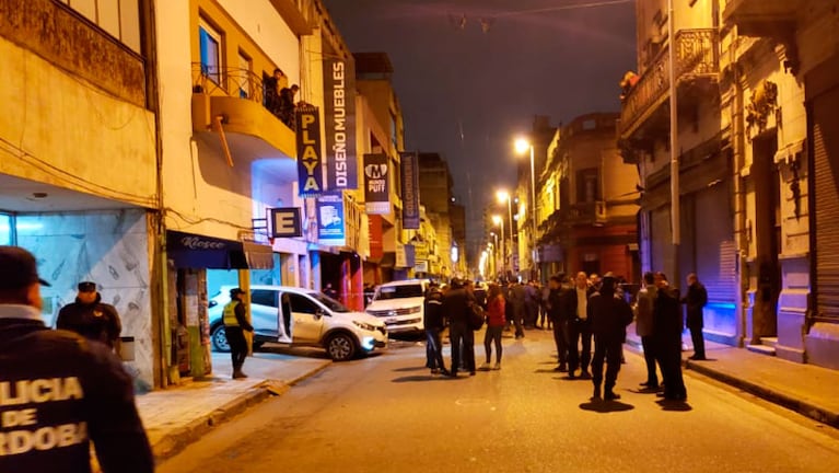 La víctima fatal cayó muerta en la calle. Foto: Néstor Ghino / ElDoce.tv