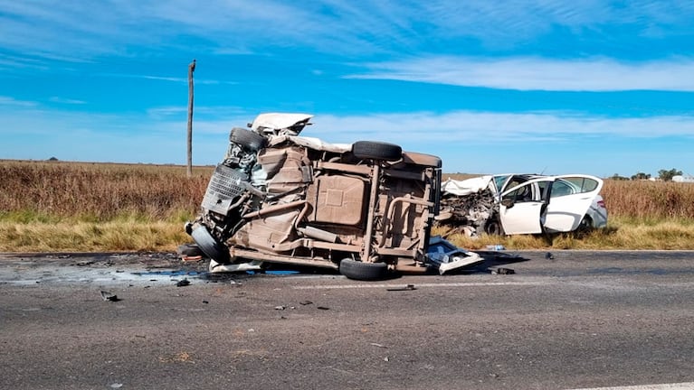 La víctima fatal viajaba en el utilitario que volcó tras el impacto.