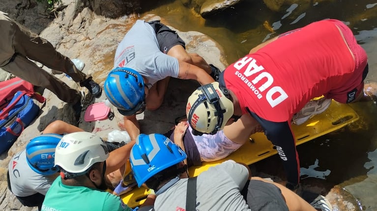 La víctima fue asistida por bomberos y paramédicos.