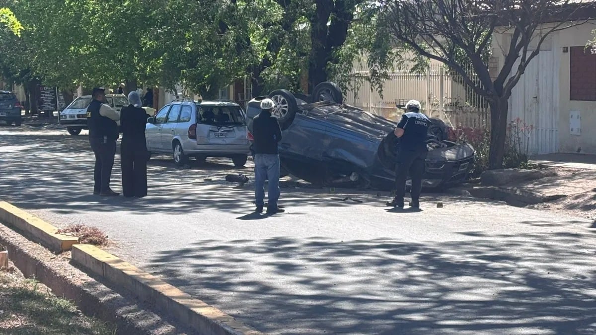 La víctima iba en auto por lo que volcó y chocó tras el disparo.