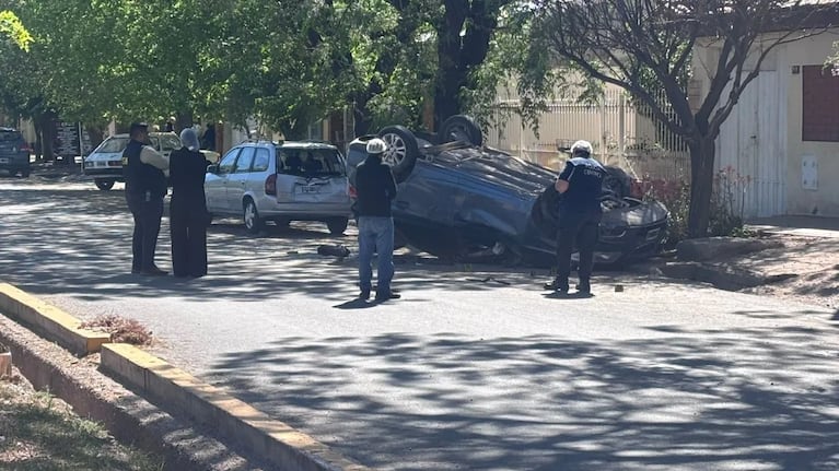 La víctima iba en auto por lo que volcó y chocó tras el disparo.