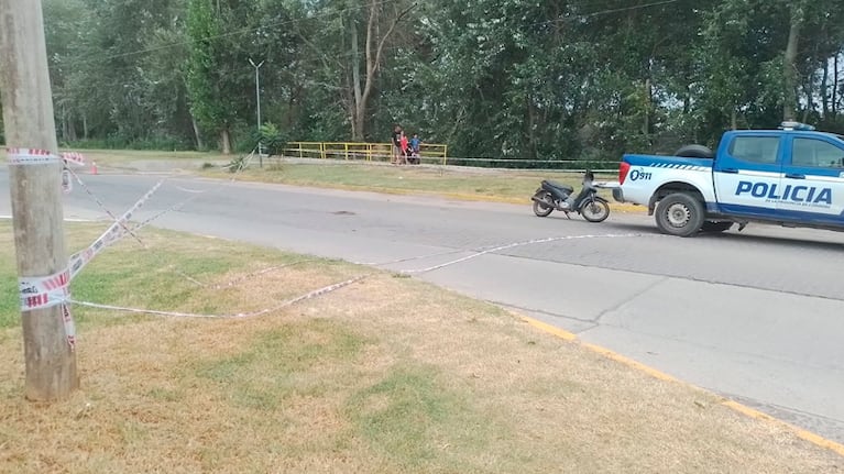 La víctima iba en moto cuando recibió el piedrazo.