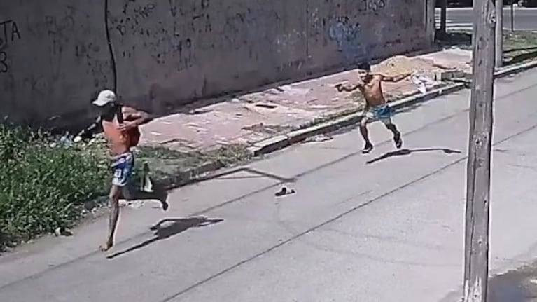 La víctima perdió las ojotas mientras corría para no ser alcanzado por los disparos.