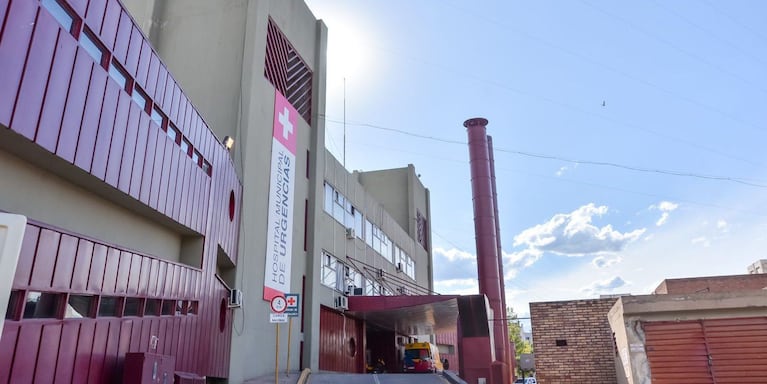 La víctima permanece en estado reservado en el Hospital de Urgencias.