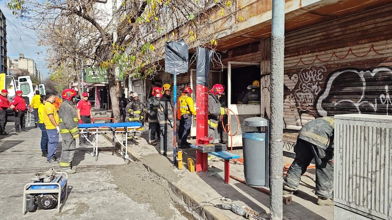 La víctima quedó atrapada entre escombros luego del desmoronamiento.