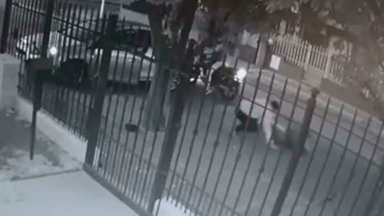 La víctima se enfrentó con uno de los motochoros y huyó mientras le disparaba. (Foto: captura de video)