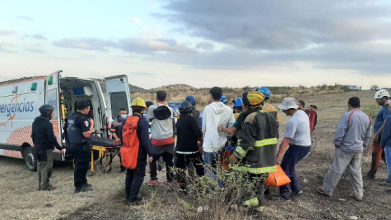 La víctima tuvo que ser trasladada en ambulancia al hospital. Foto: Policía.