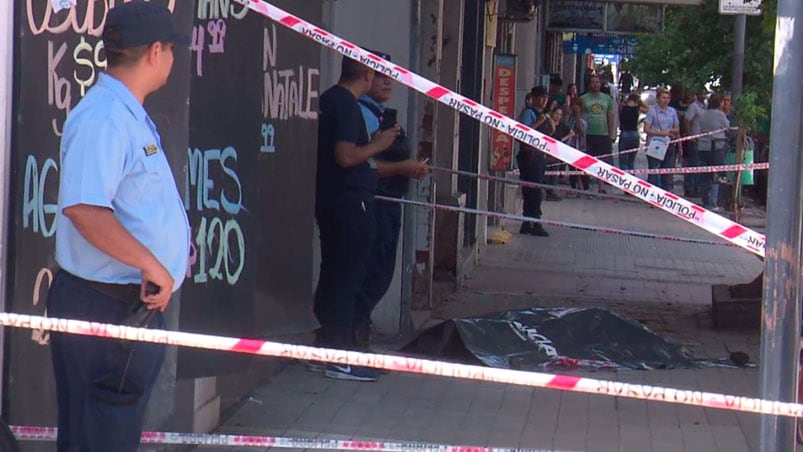 La víctima y el ladrón habrían forcejeado por la mochila.