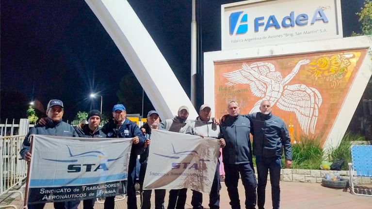 La vigilia de los trabajadores de Fadea frente a la empresa. Foto: Pablo Olivarez / El Doce.