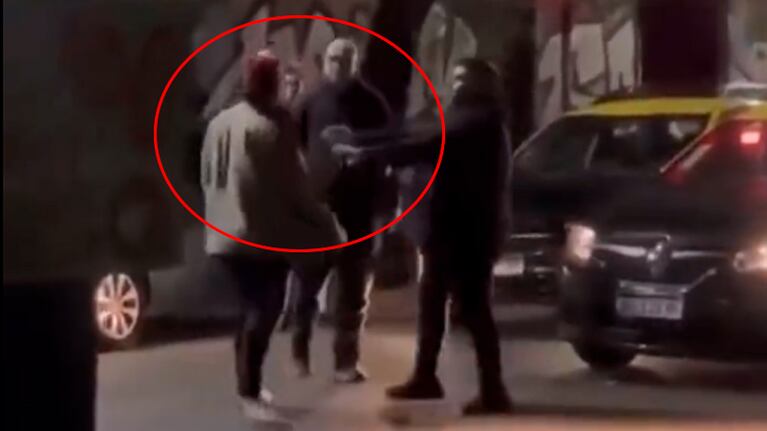 La violencia escaló cuando uno de los choferes empezó a golpear el auto del otro.
