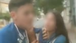 La violenta discusión entre una pareja de jóvenes quedó registrada.