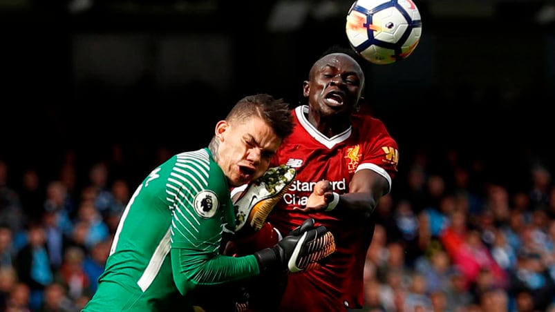 La violenta falta le valió la tarjeta roja al delantero senegalés del Liverpool.