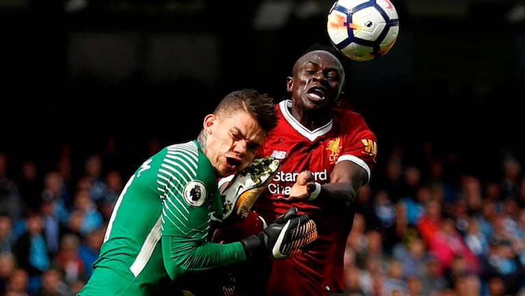 La violenta falta le valió la tarjeta roja al delantero senegalés del Liverpool.
