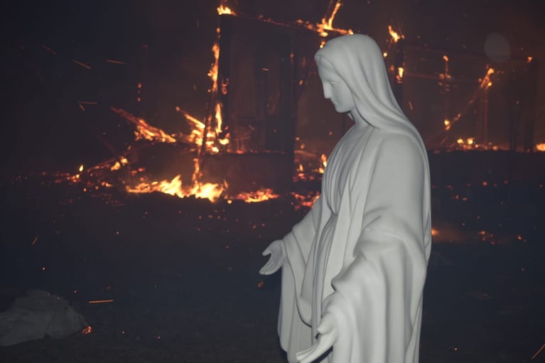 La virgen quedó intacta pese a la marea de fuego. Foto: Ariel Luna