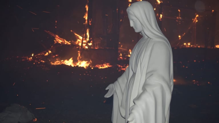 La virgen quedó intacta pese a la marea de fuego. Foto: Ariel Luna