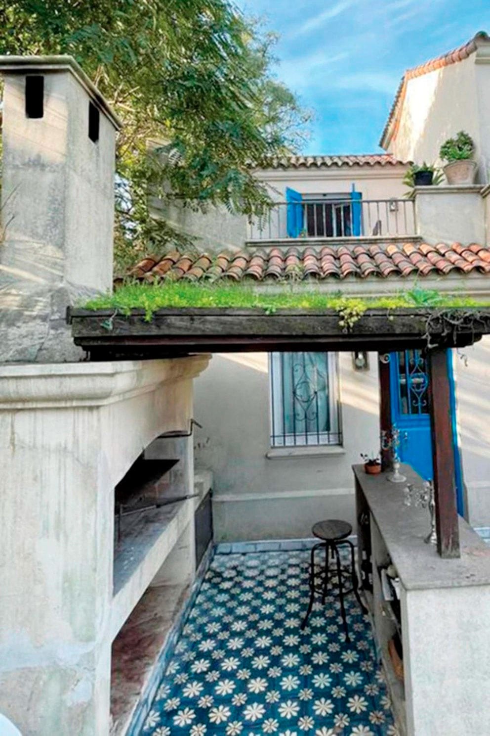 La vivienda de 506 metros cuadrados cubiertos tiene cinco dormitorios.