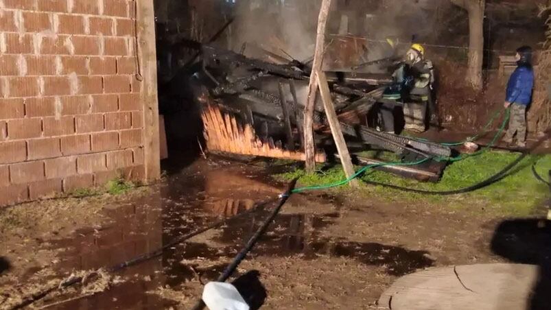 La vivienda quedó destruida por el fuego. 