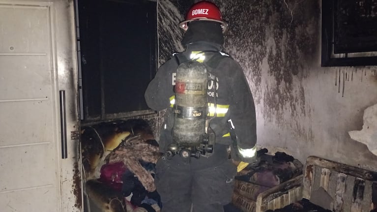 La vivienda quedó parcialmente quemada.