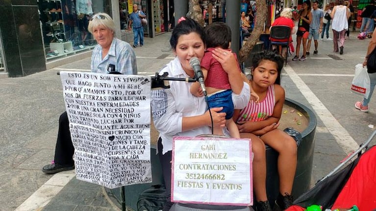 La voz de la peatonal de Córdoba: canta con su hijo en brazos para sobrevivir