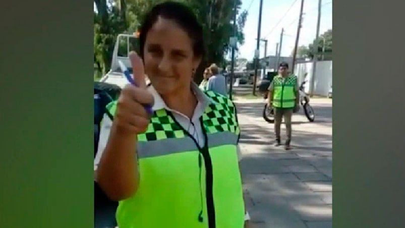 La vulgar respuesta de la inspectora se hizo viral y sigue el escándalo.