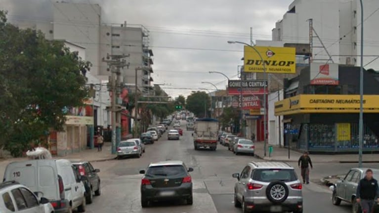 La zona de la calle Esquiú donde se rompió el caño. Foto: Captura Google Street View.