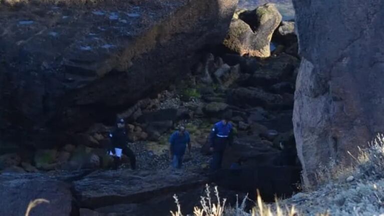 La zona del crimen es recorrida por los investigadores.