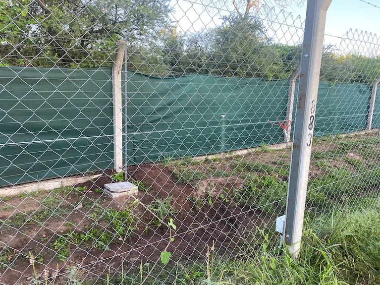 La zona donde cavaron un túnel para entrar a robar a un country.