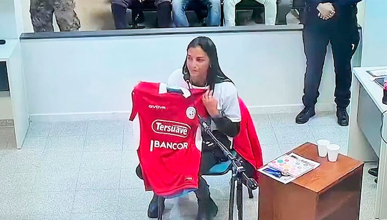 Laciar mostró la camiseta que le regaló Pablo Vegetti.