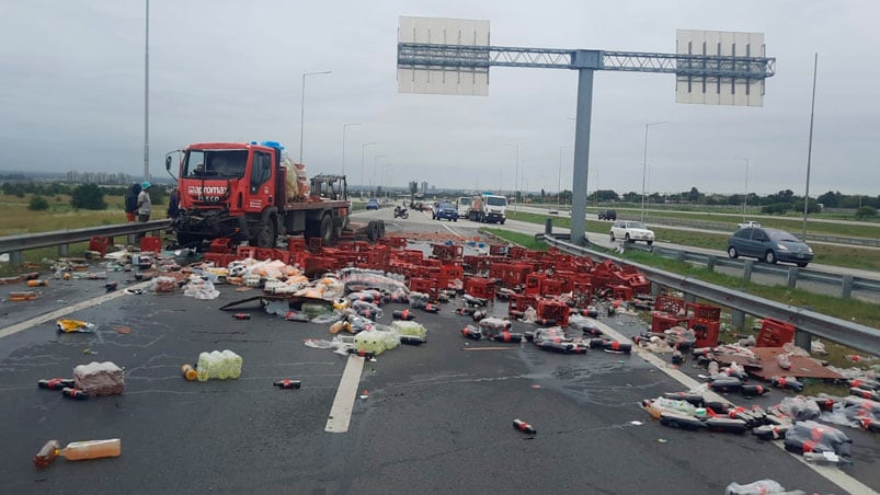 Ladrillos y cajones de gaseosas quedaron desparramados en el asfalto.