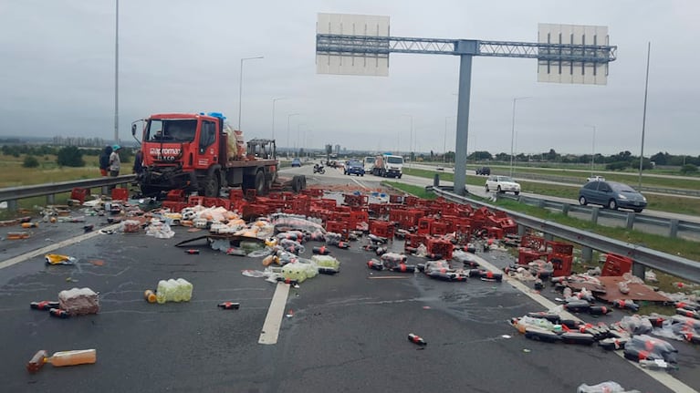 Ladrillos y cajones de gaseosas quedaron desparramados en el asfalto.