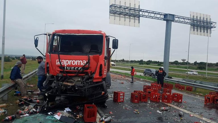 Ladrillos y gaseosas bloquearon una salida de la Circunvalación: chocaron dos camiones