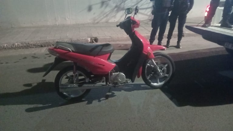 Ladrón de 15 años reventó el vidrio de una concesionaria, se llevó una moto caminando y fue detenido