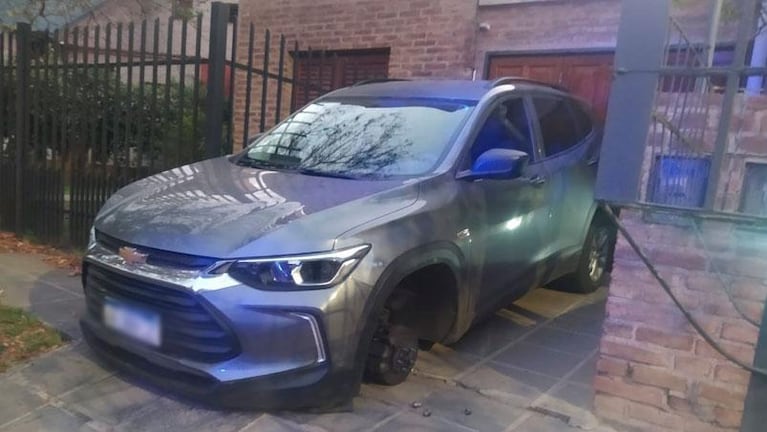 Ladrones le dejaron el auto sin ruedas a un periodista de El Doce