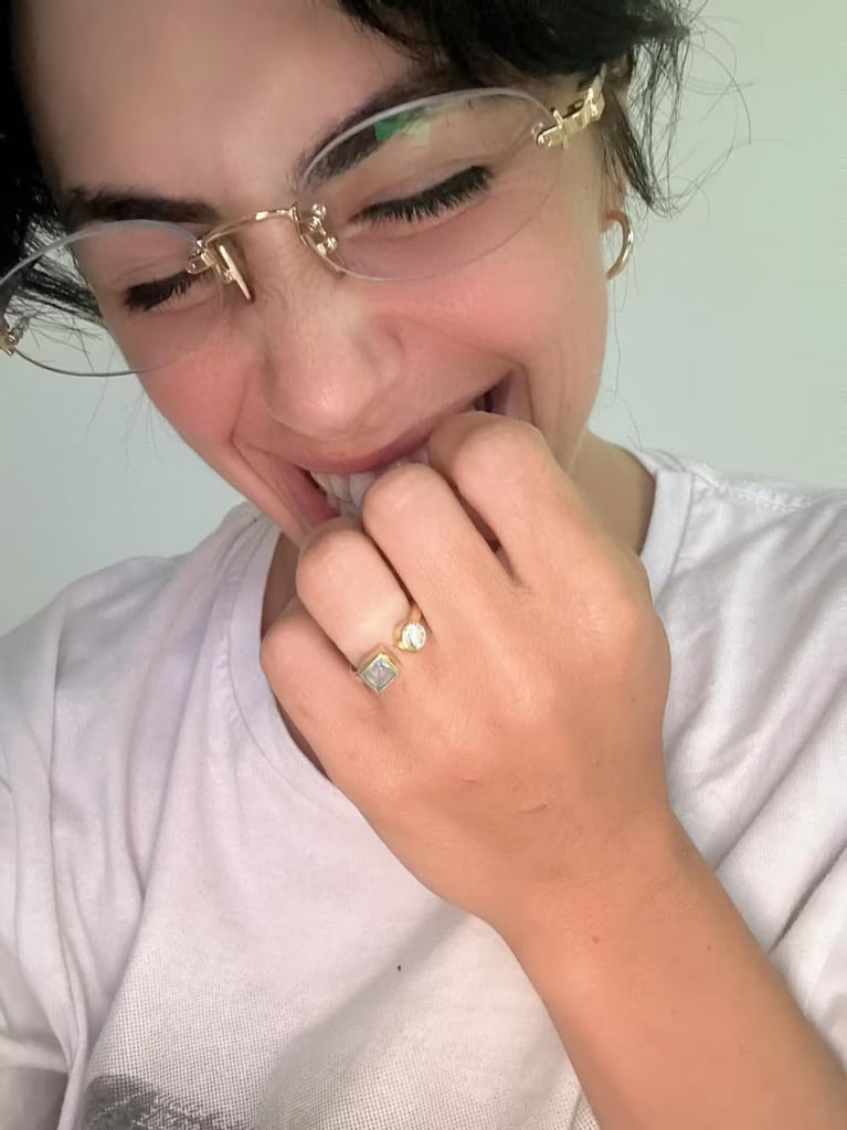 Lali con su anillo de compromiso.